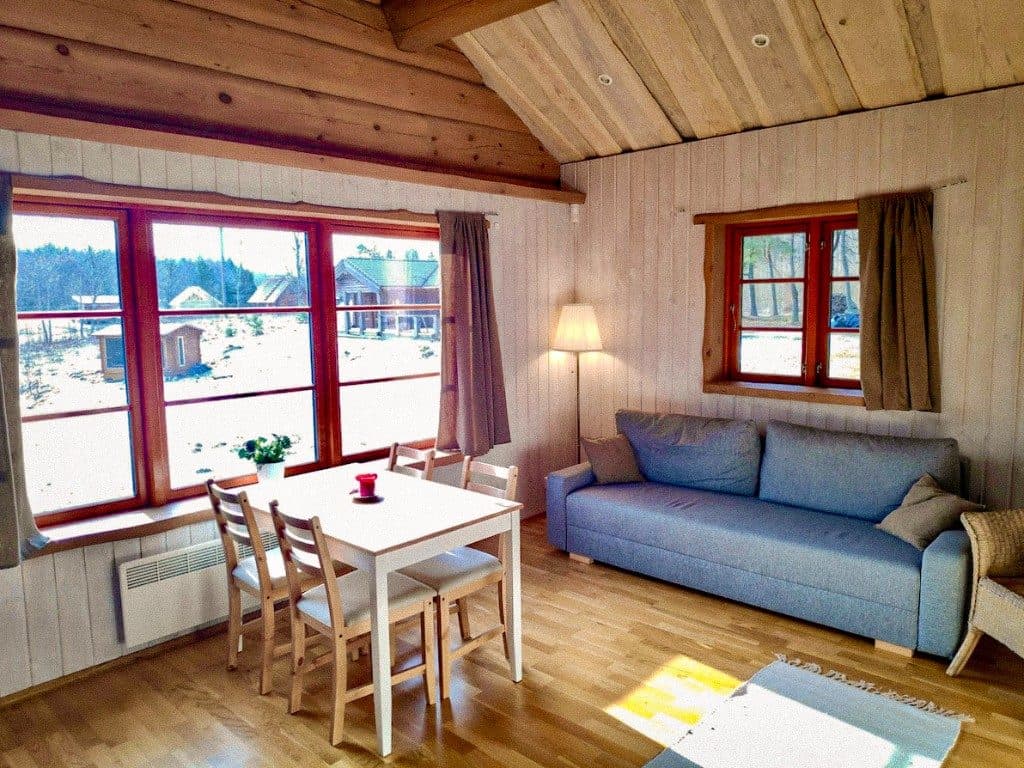 Jõe puhkemaja elutuba talvehooajal