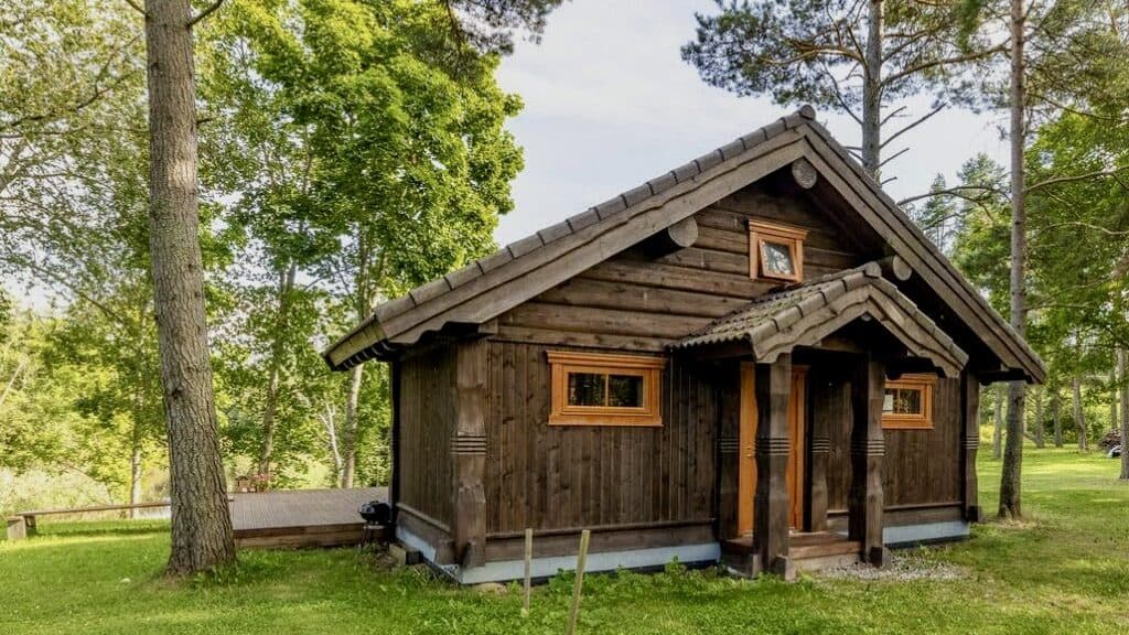 Jõe puhkemaja kooginurk ja söögiala vaatega jõele