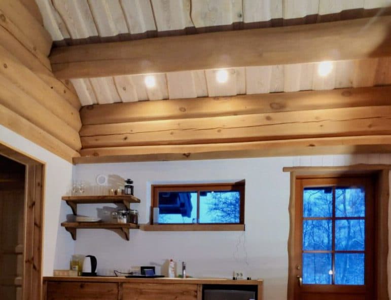 Jõe puhkemaja kooginurk välisukse kõrval