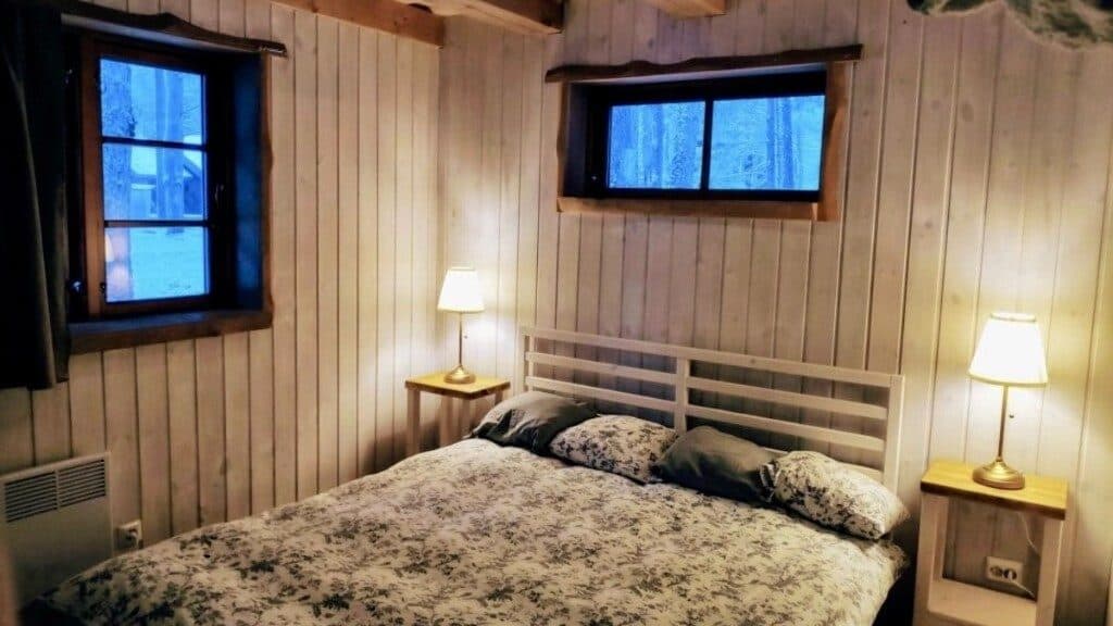 Jõe puhkemaja allkorruse magamistuba