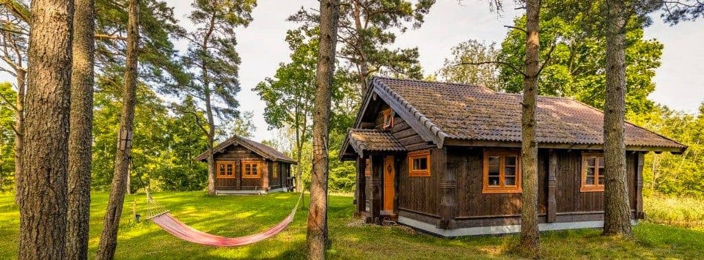 Jõe puhkemaja suvine panoraamvaade hoovile ja terrassile