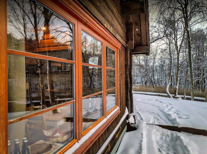Jõe puhkemaja talvine vaade akna juurest