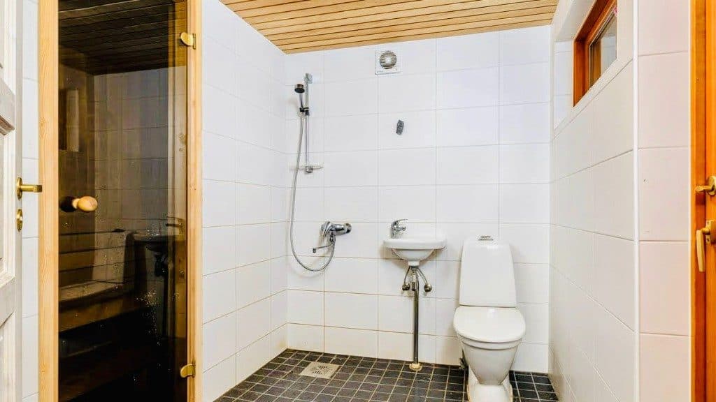 Jõe puhkemaja vannituba ja saunauks