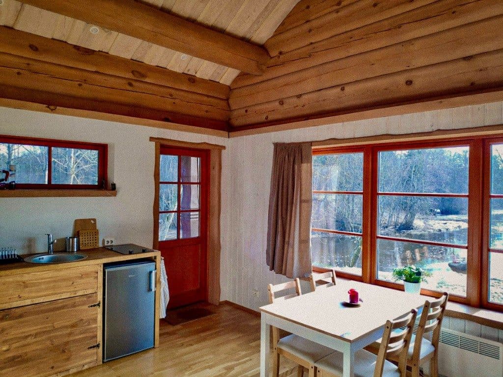 Jõe puhkemaja dušinurk ja saunauks