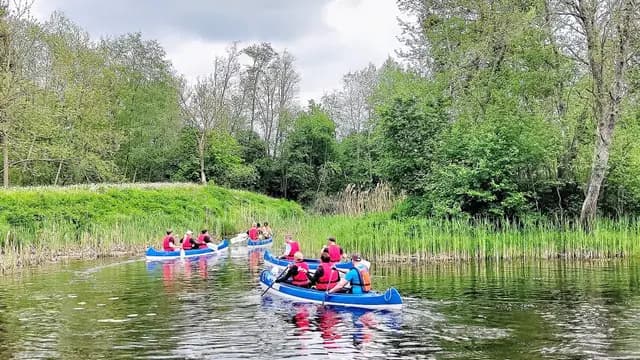 Kanuumatk jõel – kanuud rahulikul veekogul rohelise looduse keskel