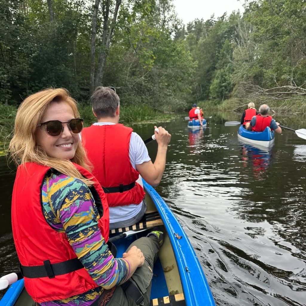 Kanuumatk – rühm naudib sõitu kanuudes jõel metsaga ümbritsetud vaatega