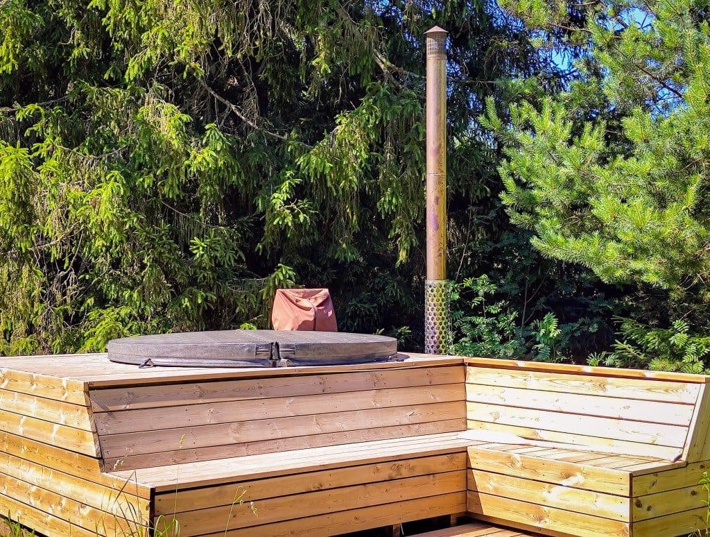 Kümblustünn puidust terrassil suvisel päeval