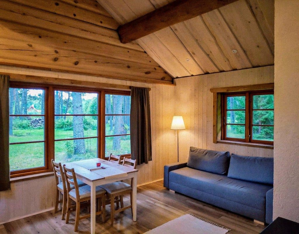 Männi puhkemaja elutuba ja söögiala