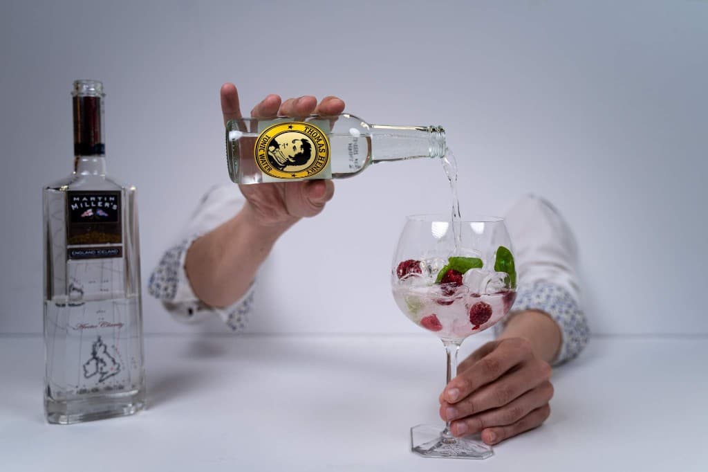 Kokteilikoolitus baarileti ääres