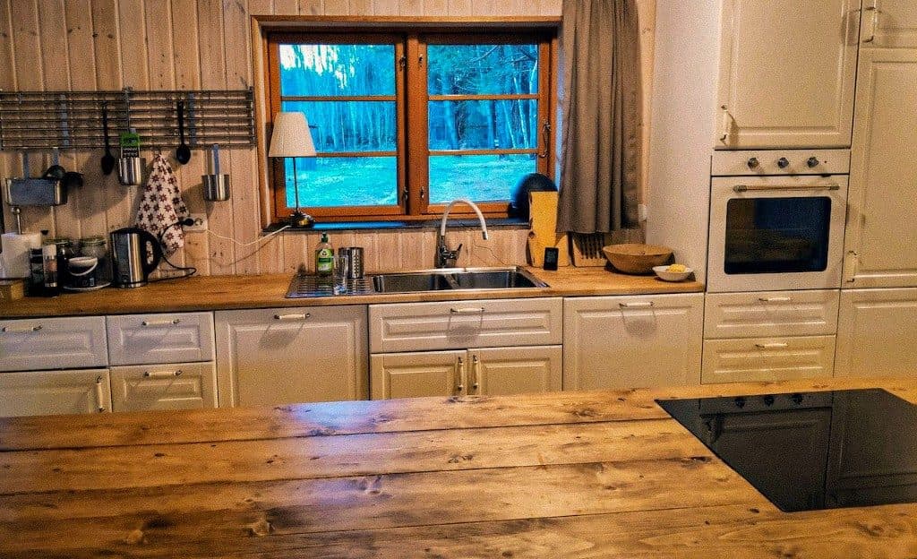 Peamaja kööginurk töötasapinna ja valamuga