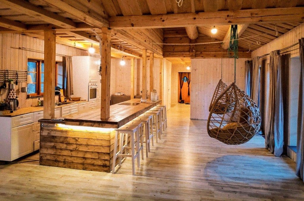 Peamaja saal ja baarilett panoraamvaates