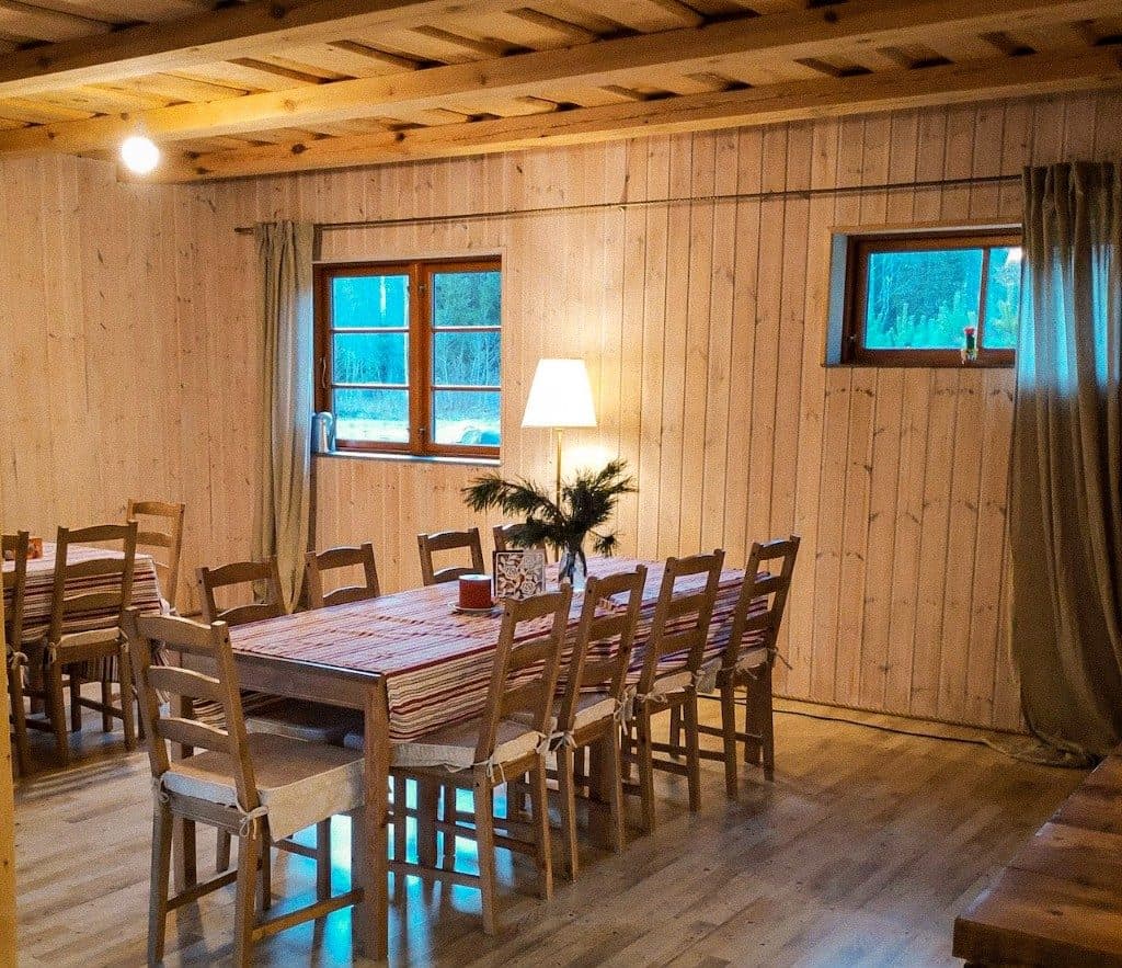 Peamaja saal pikkade laudadega üritustele