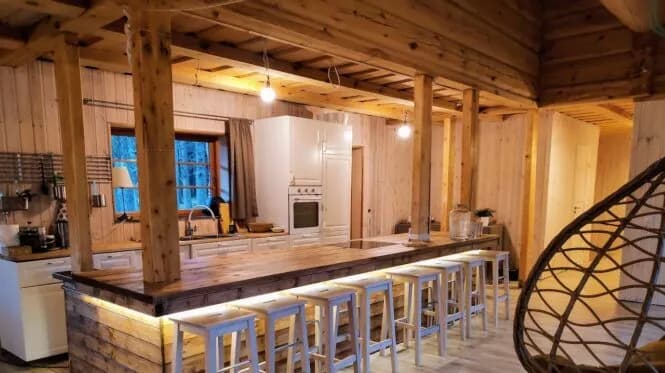 Peamaja sisevaade – köök ja bar