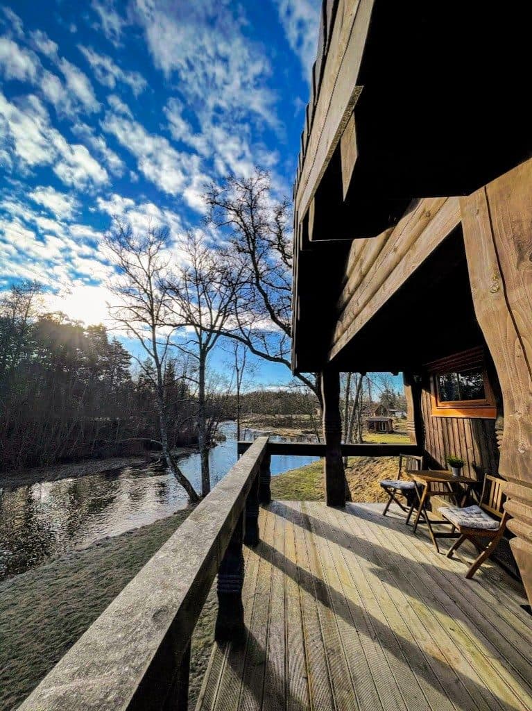 Vesihobu puhkemaja suvine terrassivaade jõele