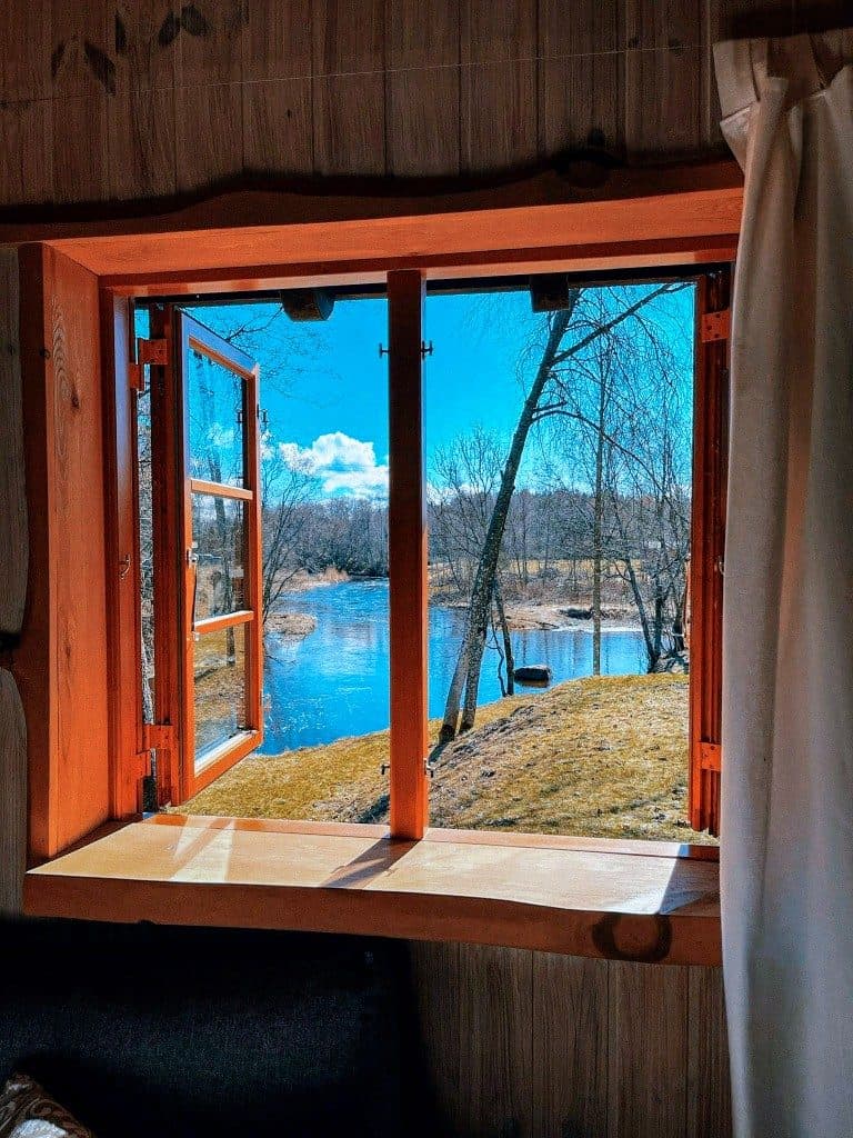 Vesihobu puhkemaja aknast avanev vaade jõele