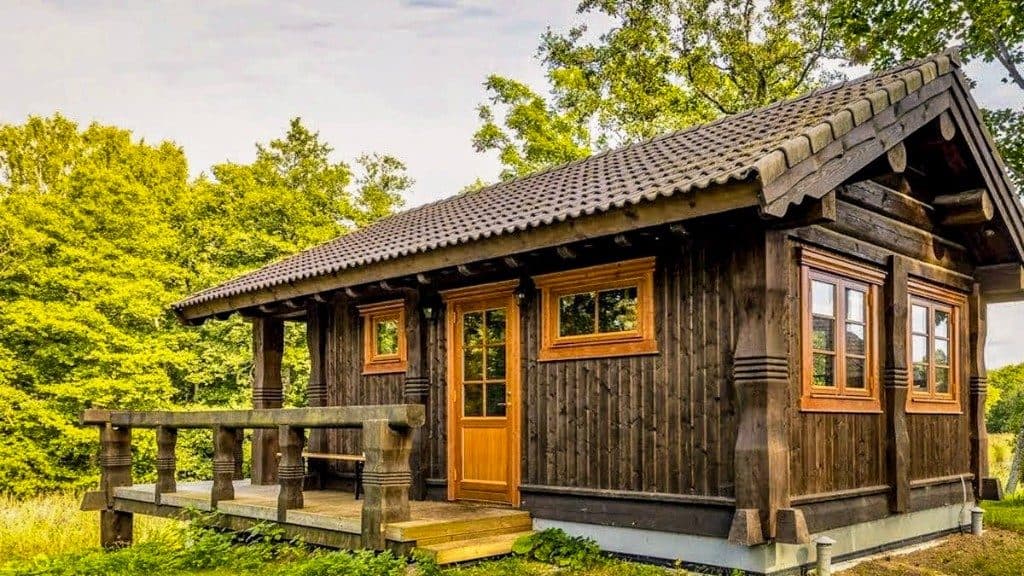 Vesihobu puhkemaja suvine valisvaade jõe kaldal