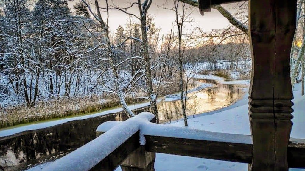 Vesihobu puhkemaja terrassilt avanev talvine joevaade