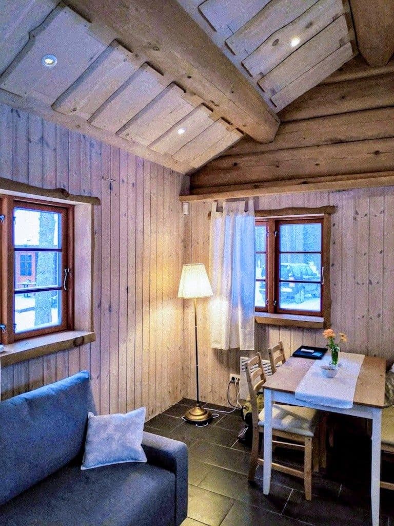 Vesihobu puhkemaja sisustus talvevalguses