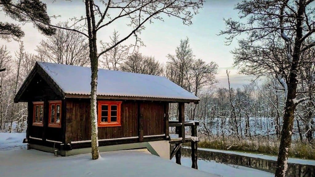 Vesihobu puhkemaja talvine valisvaade lumise maastikuga